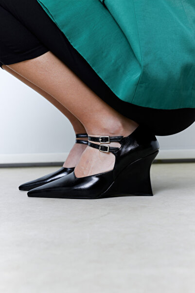 LUTVELIZADE Topuklu 2617 - Sivri Burun Bant Detaylı Siyah Kadın Topuklu