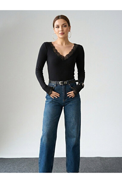 Betül Nayir Bluză cu decolteu în V dantelă și cu detalii la mânecă - Negru