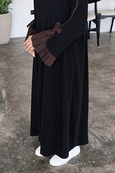 Elena Nahla black crepe abaya with a luxurious quarter-circle cut and puff sl...