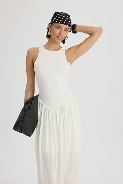 MAI STUDIOS CO. فستان ألينيا طويل بتفاصيل مثلثة باللون الإكرو