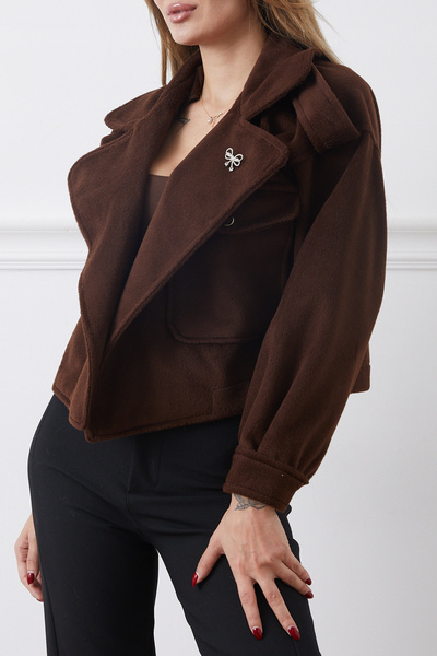 zenne سترة قصيرة بجيوب مع تفاصيل بروش جوخ ناعم باللون البني