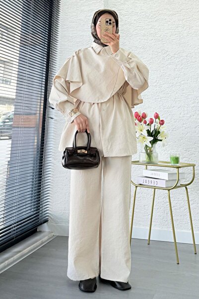 MELEK ARAZ Costum dublu cu parașută și detaliu tip pelerină, cu nasturi later...