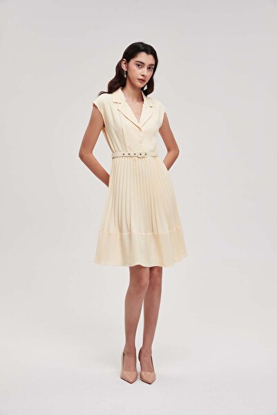 mica Short-sleeve pleated knee-length dress