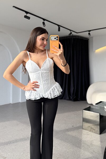 Gizem Ecemiş Malachi Beyaz Dantelli Korse Büstiyer