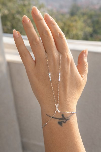 POYASE Women's Minimal Shahmeran Bracelet Elegant Hand Chain Bracelet Modern Stylish Design