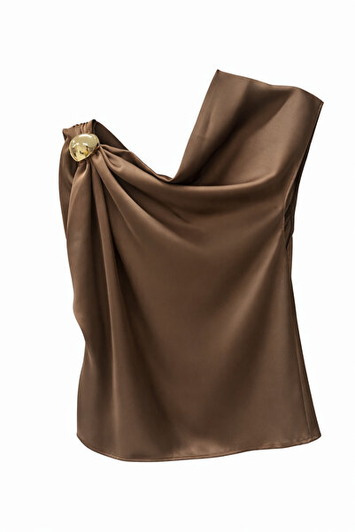 HAZELANNA Ασύμμετρη μπλούζα με γιακά και αγκράφα στον ώμο σε καφέ χρώμα