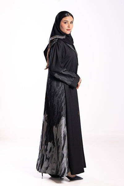 Hasnaa Abaya Nahed's abaya with jacquard fabric on the back