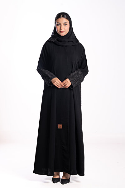 Hasnaa Abaya Mayada's abaya with jacquard fabric on the back