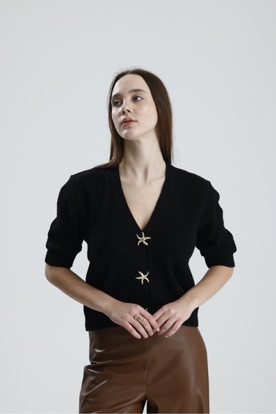 Madame QAN's Cardigan tricotat cu mânecă scurtă, cu nasturi aurii și decolteu în V