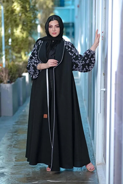 Hasnaa Abaya Abaya with a wide collar and white embroidery on the sleeve