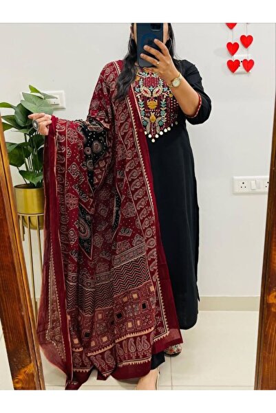 Genaric Women’s Elegant Embroidered Kurta Set with Dupatta – 3/4 Sleeve Ethni...