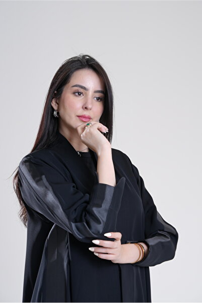 Al Afnan Boutique A distinctive, elegant abaya made from luxurious crepe fabr...