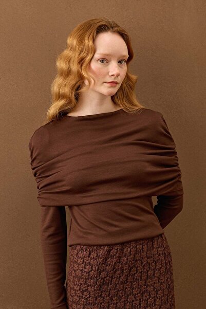 Ceylan Otantik Πικρή Καφέ Μπλούζα Oysho λεπτομέρεια με σούρες