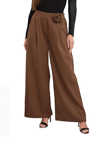 Kesi Pantaloni de damă maro deschis, eleganți, cu croială largă și floare dec...