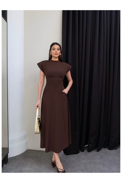 ESRAHELVACI فستان بحزام خصر مزوّد بحشوات أكتاف