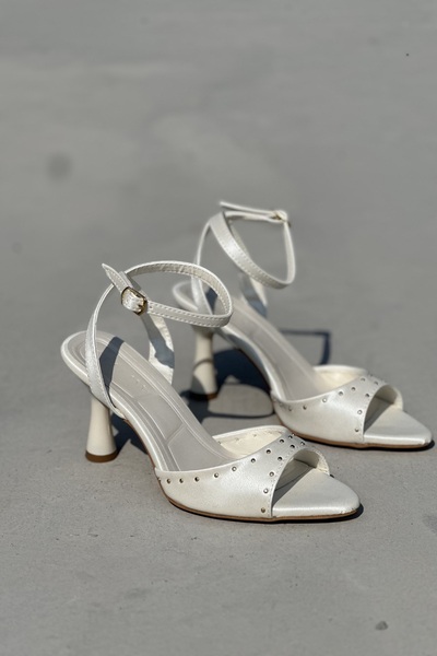 topuksarayı حذاء بوفل كريم ساتان تفاصيل ثقوب حذاء بكعب رفيع يو