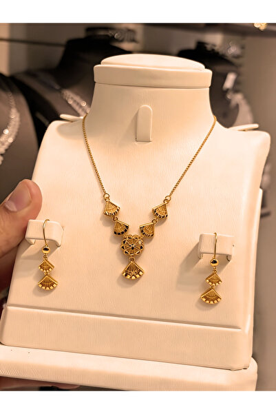 ALZAHR Fan-shaped pendant jewelry set: Elegant necklace and earrings for women.