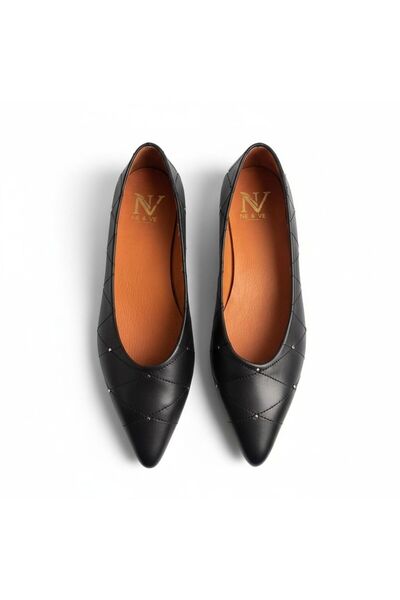 NE&VE SHOES Μαύρες δερμάτινες γυναικείες μπαλαρίνες με μυτερή μύτη και λεπτομ...