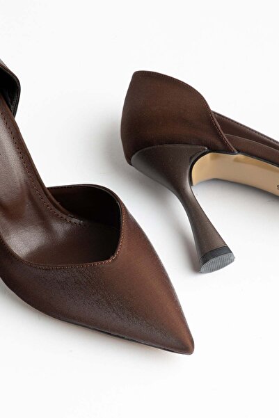 Dilimler Ayakkabı Büyük Beden Kadın İnce Topuklu Stiletto Kahverengi Parlak Saten Yan Açık