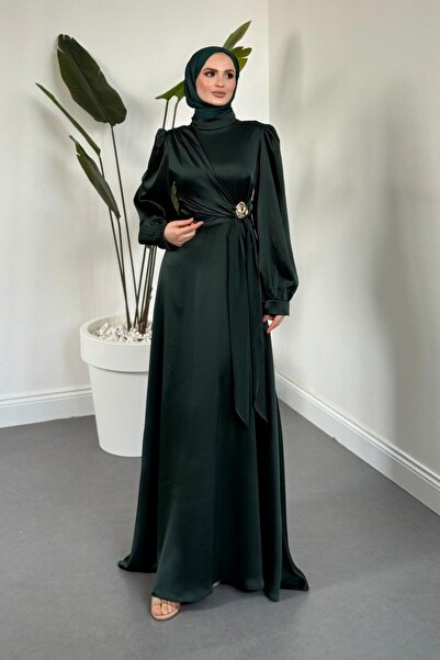 MERVEN AKYÜZ Crimson Rose Yandan Tokalı Saten Abiye Zümrüt