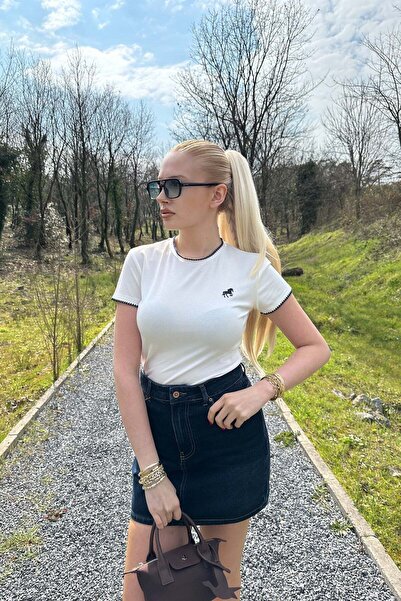 lizge giyim تي شيرت قصير بتفاصيل مطرزة