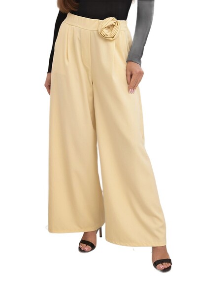 Kesi Pantaloni eleganți galbeni de damă, cu croi larg și floare decorativă