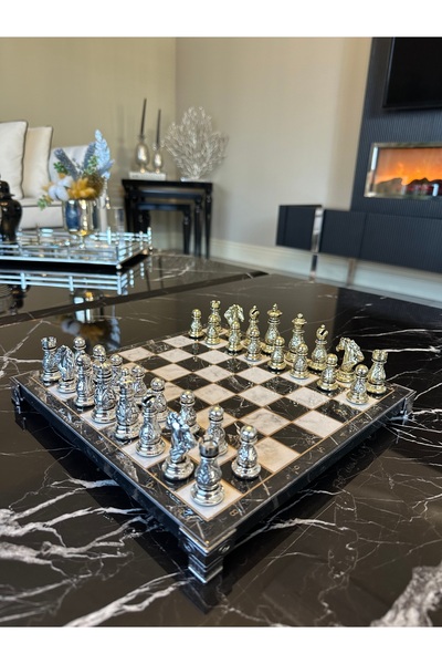 POLO BLUE طقم شطرنج كلاسيكي فاخر مطرز يدويًا 25×25 سم – أحجار من الحديد المصبوب