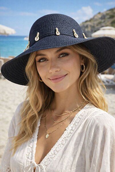 HAZAL KAYA ATELIER قبعة نسائية مستديرة من القش بتفاصيل من صدف البحر الأسود