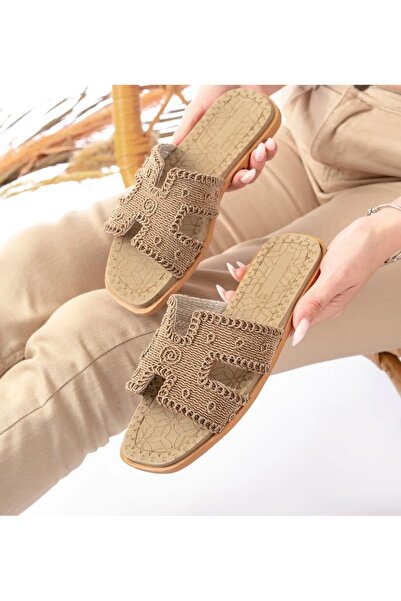 WOSSE PAPUCI DE PAIE IMPLICATI DE DAMA