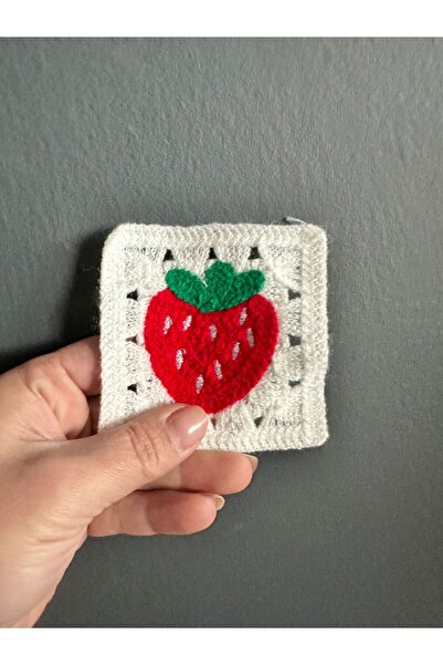 Gönülden Tasarım Tricotaj cu aplicație brodată în formă de căpșună, 9x9 cm