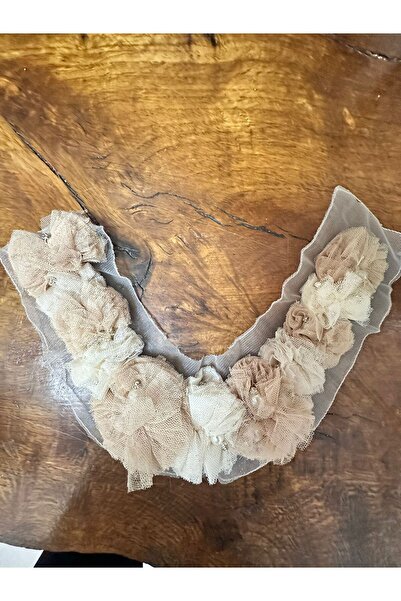 Gönülden Tasarım Αξεσουάρ ραπτικής με ανάγλυφο λουλουδάτο γιακά