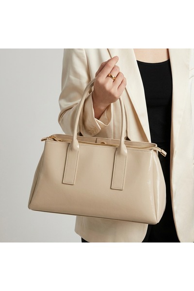 MRS.MODA Ženska haljina u ekru boji, modernog izgleda, naborana Koža detaljna...