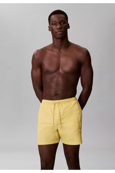 Calvin Klein شورت سباحة أصفر للرجال بقصة عادية مع حزام خصر مطاطي وتفاصيل شعار...