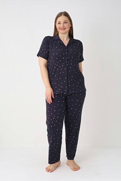 Estiva طقم بيجامة نسائي منقّط قطع باللون الأزرق الداكن بأكمام قصيرة بأزرار أم...