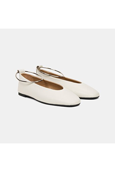 Desa Дамски екрю кожени балеринки с подвижни метални халки-аксесоари