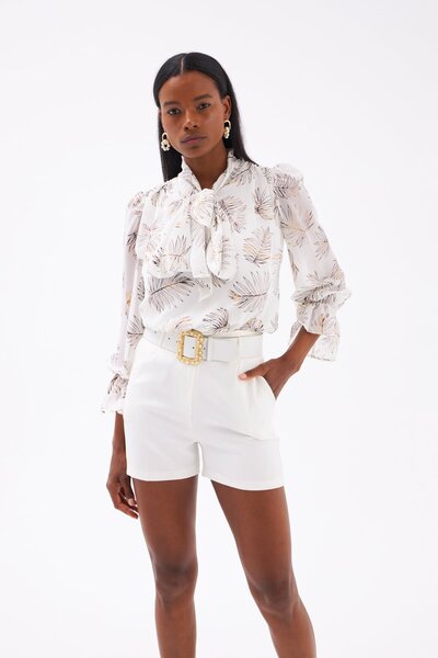 MQ A printed blouse with a scarf collar from Style – the epitome of femininity