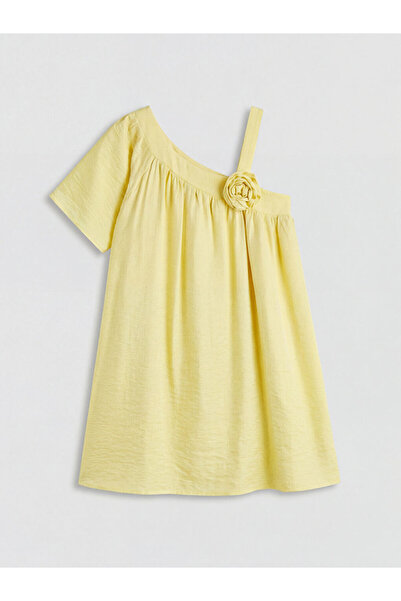 LC Waikiki Κοριτσίστικο φόρεμα με κίτρινο ασύμμετρο γιακά και λεπτομέρεια λου...
