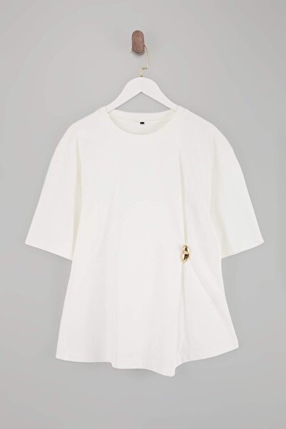 Trendyol Curve Πλεκτή μπλούζα μεγάλου μεγέθους με λεπτομέρεια αξεσουάρ σε χρώ...