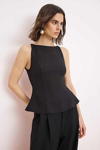 ترينديول كوليكشن بلوزة منسوجة سوداء بتفاصيل فيونكة على الظهر TPRSS26BZ00045