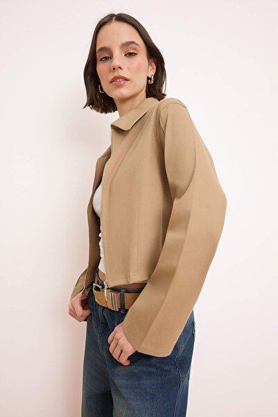 Trendyol Collection Beigefarbene, eng anliegende Gabardine-Jacke mit Reißvers...