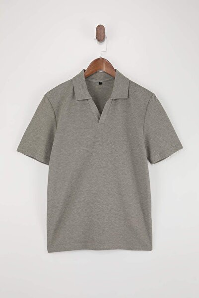 Trendyol Collection Χακί μπλουζάκι με κανονική εφαρμογή και υφή, με λαιμόκοψη...