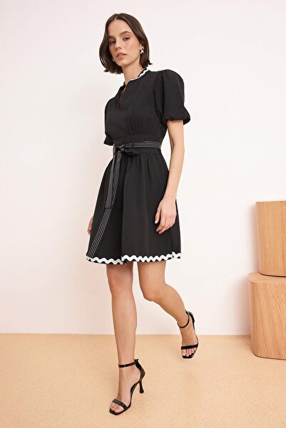 Trendyol Collection Rochie neagră, simplă, țesută, cu centură și fermoar TWOS...