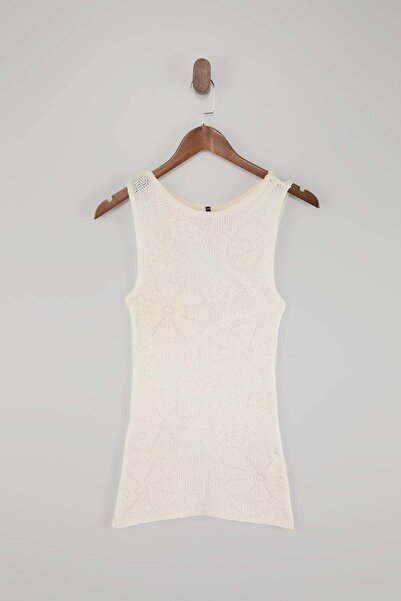 Trendyol Collection Ecru bluza sa okruglim izrezom, uskog kroja, teksturirana...