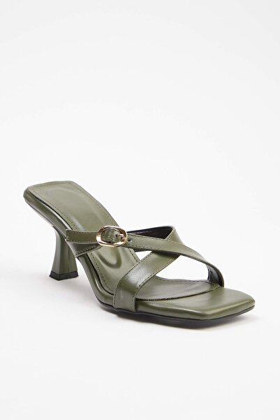 TRENDYOL SHOES شبشب نسائي بكعب 7 سم بإبزيم ذهبي كاكي ومقدمة مربعة TAKSS25TO00035