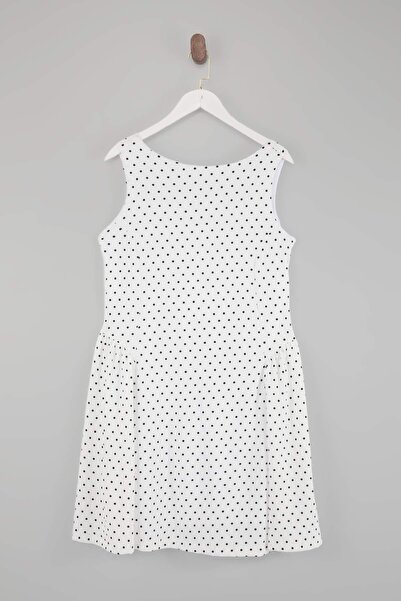 Trendyol Curve Λευκό φόρεμα με μοτίβο πουά, πλεκτό, μεγάλου μεγέθους, με φούσ...