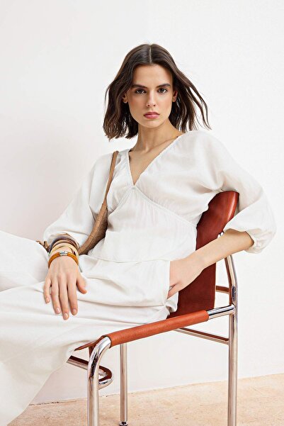 Trendyol Collection Λευκή ελαστική υφαντή μπλούζα με λαιμόκοψη V TWOSS26BZ00399