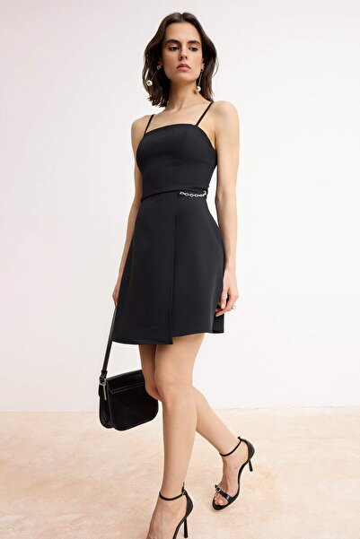 Trendyol Collection Μαύρο φόρεμα με Με λεπτομέρεια αλυσίδας τιράντες κοντό / ...