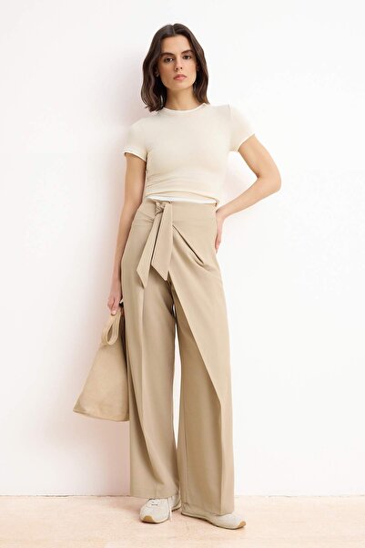 Trendyol Collection Beigefarbene, weit geschnittene Stoffhose mit Bindedetail...