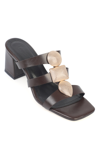 Capone Outfitters حذاء لاسي كيوت بورنو بأكسسوارات معدنية بكعب متوسط ​​للنساء ...