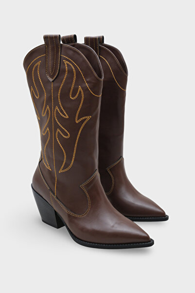 Capone Outfitters حذاء رعاة البقر مالينا ذو مقدمة مدببة ومطرز للنساء